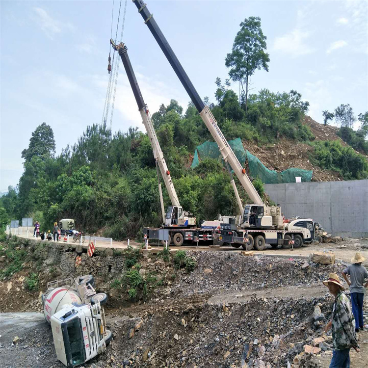 七星关汽车掉沟里叫吊车救援要多少钱